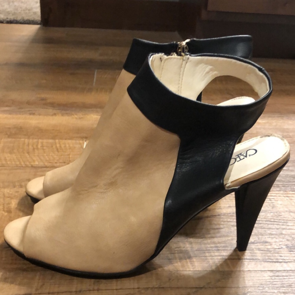 Women’s tan/ black heel